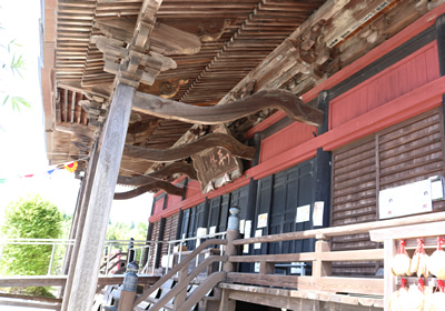 派手に見える長福寿寺も本堂には歴史の跡を見る事が出来る