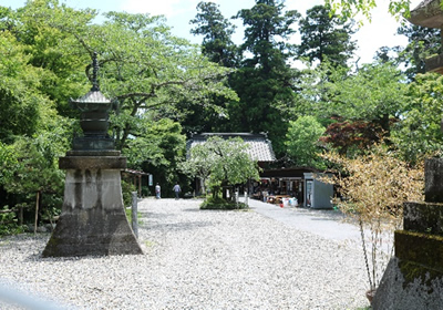 笠森寺の境内にはみやげ物屋が並んでいる