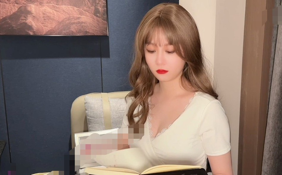 Phim sex Trung Quốc - Sếp tìm cớ gọi nữ nhân viên xinh vào phòng rồi quan hệ ngay